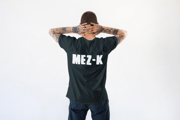 camiseta espalda gris mezk